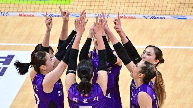 흥국생명, 페퍼저축은행에 셧아웃 승리...2위 경쟁 본격 점화