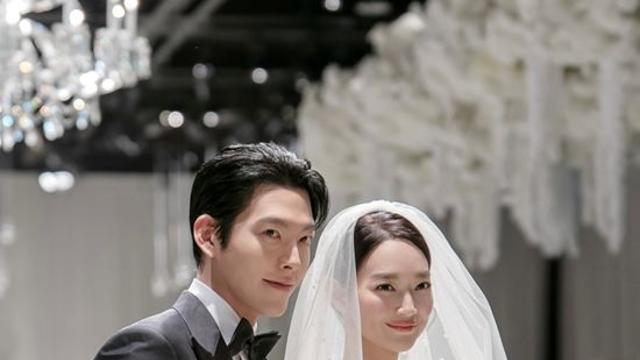 '김우빈♥' 신민아, 결혼식 내내 눈물 보였다…