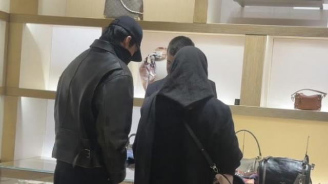 신민아♥김우빈, 바르셀로나 명품 매장서 포착…뒷모습도 ‘훈훈’ [IS하이컷]