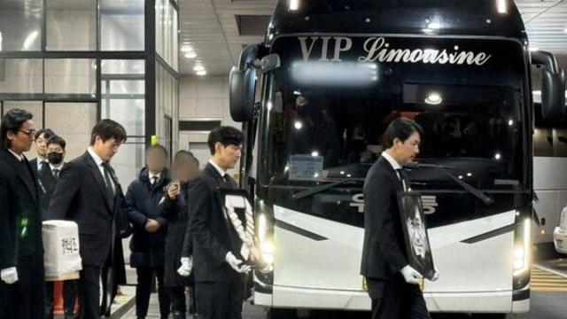 국민배우 고 안성기, 영결식 엄수… 정우성 이정재 등 후배 영화인들 눈물의 마지막 배웅