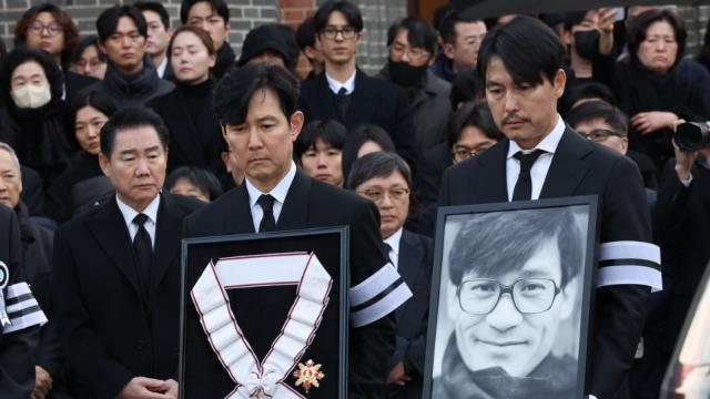 '국민 배우' 안성기, 눈물 속 영면…명동성당서 영결식