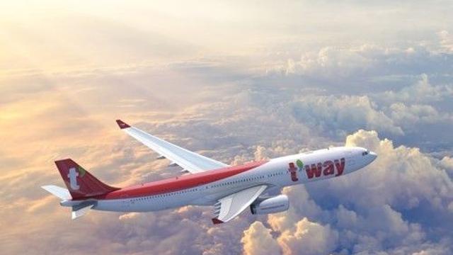 티웨이 국제선 비행중 보조배터리 연기…승무원 3명 병원 이송