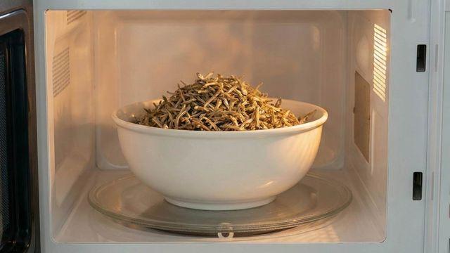 '멸치'를 전자레인지에 딱 1분 30초만 돌려보세요…엄마가 엄청 놀라요