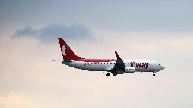 중국 출발해 청주로 오던 티웨이 여객기서 '보조배터리 연기'…승무원 3명 병원 이송