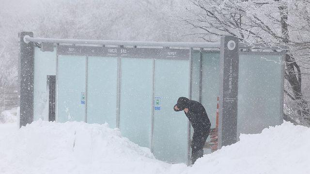 제주에 강풍·대설 동반한 한파…산지엔 최고 15㎝ 넘는 눈폭탄
