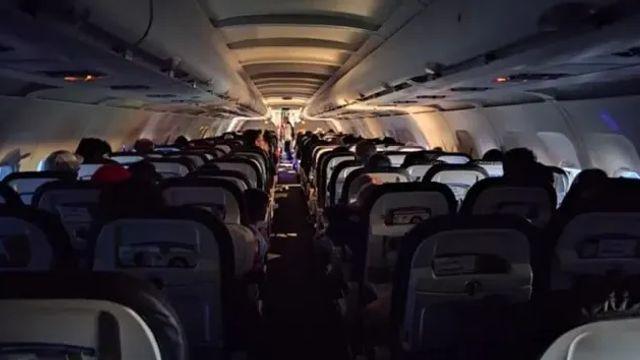 비행기 이착륙 시 기내 조명을 어둡게 하는 이유