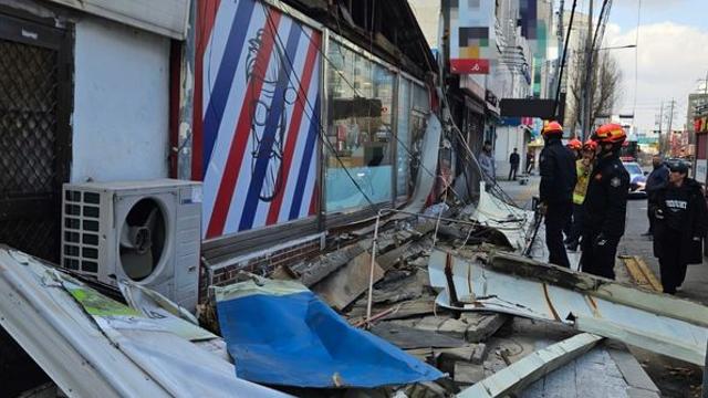 '강풍주의보' 의정부서 떨어진 건물 간판에 행인 숨져