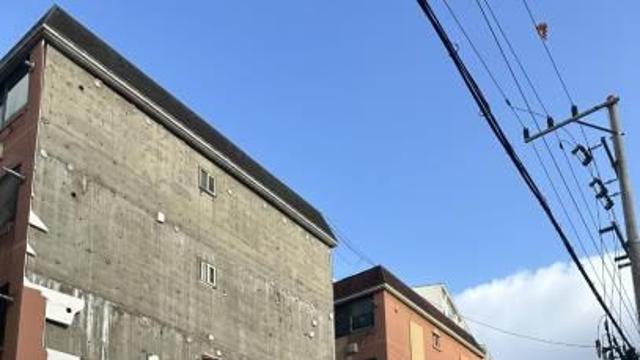 초속 21m 돌풍에 빌라 외벽 '우르르'...강풍에 인천 소방 82건 출동