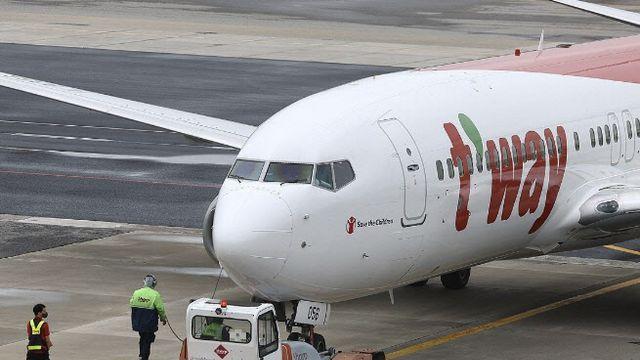 이륙 후 기내서 연기 소동…티웨이항공 승무원 3명 병원 이송