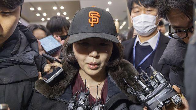 야구모자 쓴 김경, 수사중 출국에 