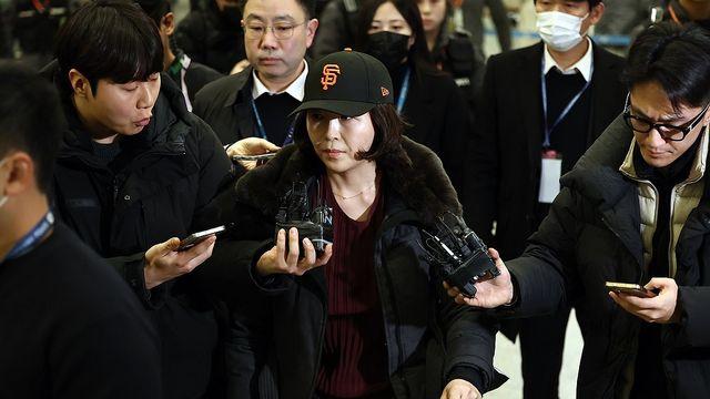 야구모자로 얼굴 가린 김경 