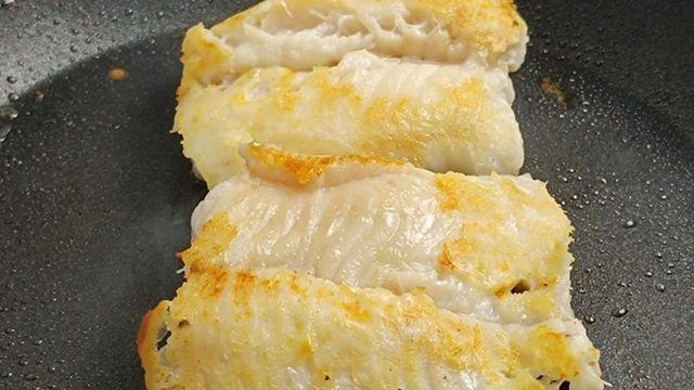 '식용유 대신, 이것 넣으면 해결..' 주부 9단들의 특급 꿀팁, 집에서 생선 구울 때 '기름 안 튀게' 하는 방법