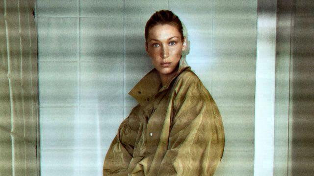 톰 포드가 만든 그 실루엣 그대로, 생 로랑 '몸바사 백'이 돌아왔다