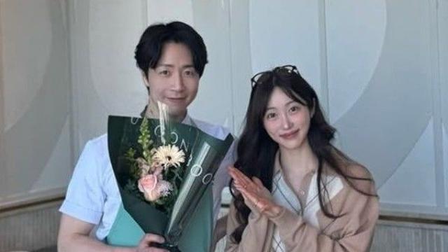 ‘미혼’ 손종원 셰프, 연일 미모의 여성과 투샷 “꽃 받아줘서 감사”