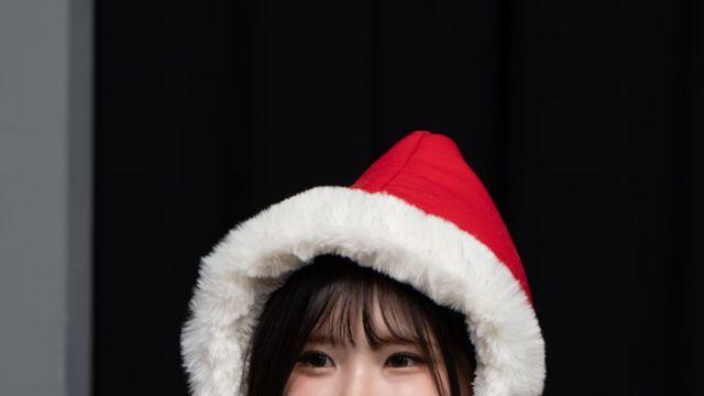 시크한 오프숄더와 클래식 스트라이프의 만남, 프로미스나인 송하영의 팬 사인회 룩