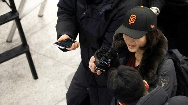 수사 중 출국했던 김경 서울시의원, 11일 만에 귀국···쏟아지는 질문엔 ‘묵묵부답’