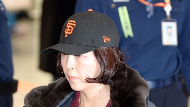 ‘강선우 1억 공천헌금 의혹’ 김경 귀국…주거지 압수수색도(종합)