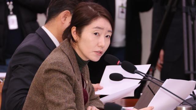 경찰, '공천 헌금' 사건 강제수사 착수…강선우·김경 자택 압수수색