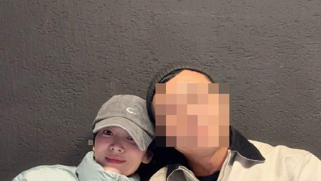 송혜교, 남사친과 팔짱 꼬옥… “고마워” [AI 포토컷]