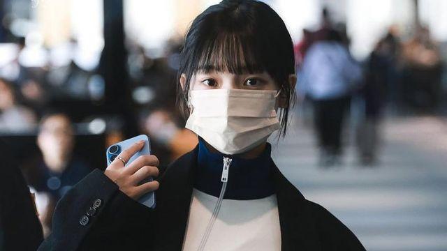 스포티한 엣지와 모던함의 조화, 에스파 카리나의 믹스매치 공항 룩