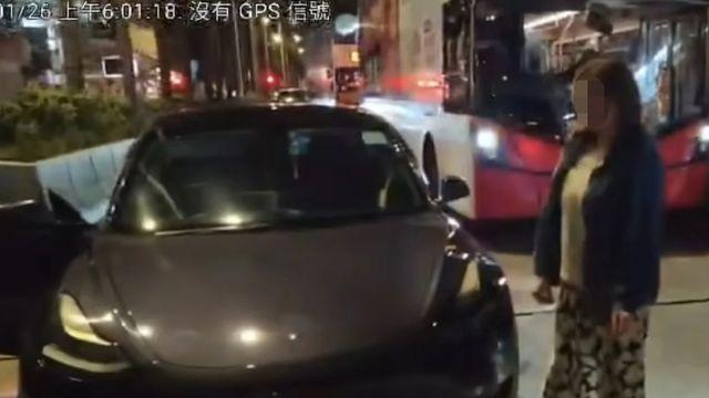 홍콩 도로서 차 가로막고 흉기 휘두른 러시아 여성 체포(영상)