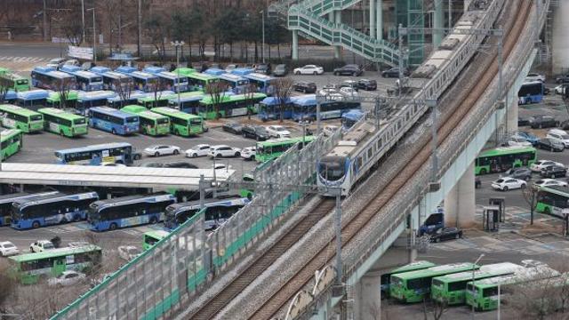 10시간 이어진 마라톤 협상에도…서울시내버스 13일 첫차부터 무기한 파업 돌입