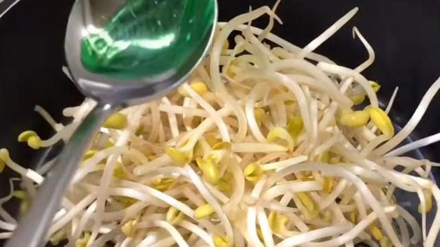 소금 아니다...콩나물국에는 '이것'을 넣어야 추운 날 속이 풀립니다