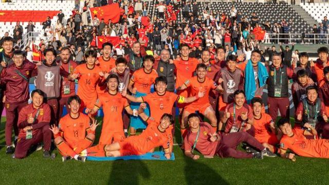 '골골골골골골골골골골골골골' 中 축구 확 달라졌다! 우승후보 격파→기적 같은 경기력!…역대 최고 승점 벌써 돌파했다 