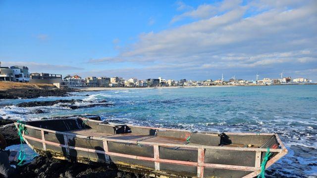 월정리 바다서 의문의 목선 발견…또 뚫렸나