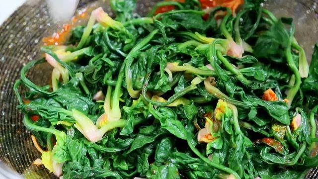 겨울엔 시금치에 꼭 '이것' 넣으세요…반찬가게 사장님도 '팔아야겠다' 합니다