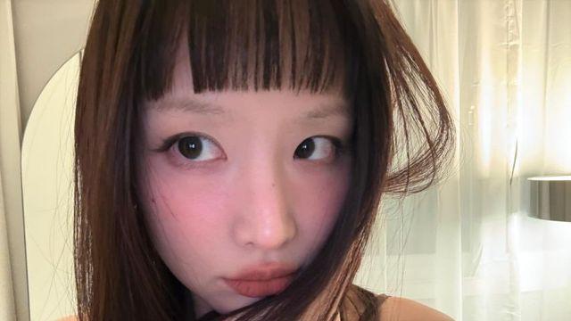 몽환적인 다크 헤어와 히메컷의 조화, 우주소녀 설아의 고혹적인 시크 룩