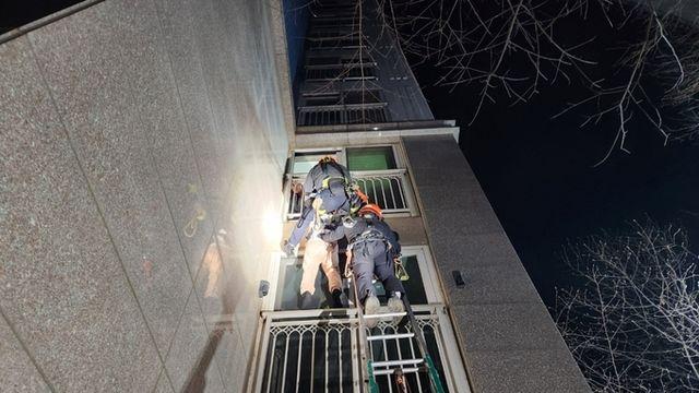 화성소방서, 아파트 외벽 난간 매달린 시민 신속·안전 구조