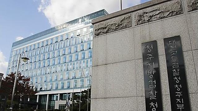 지적장애 직원 월급 안주고 대출금도 꿀꺽…편의점주 구속기소