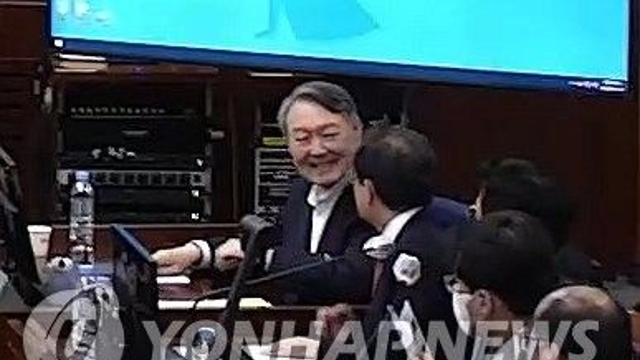 고개 젓던 尹, 특검이 사형 구형하자 헛웃음…방청석선 욕설