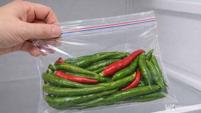 그냥 냉장고에 넣지 마세요… '고추' 싱싱하게 보관하는 방법은 따로 있습니다