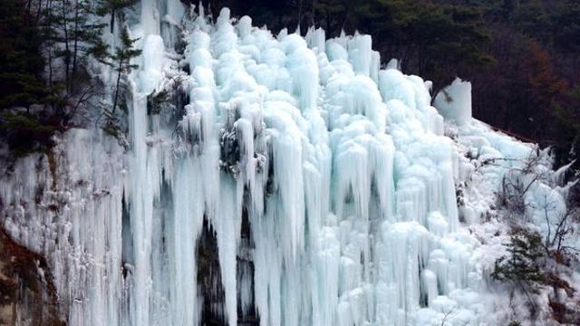 배 타야만 보던 비경인데… 딱 9일간만 강 위를 걸어서 갈 수 있다는 '이곳'