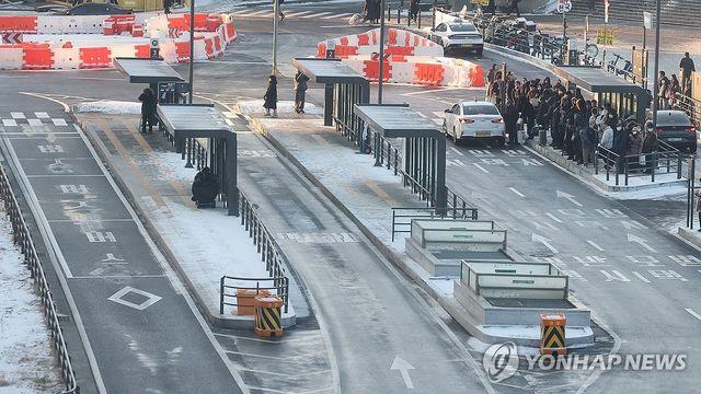 서울 버스파업에 경기 출근길 광역버스 대기줄…전철역도 북적(종합)