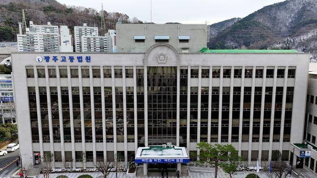 법원, '생활고 비관' 처자식 죽게 한 40대 무기징역→징역 30년