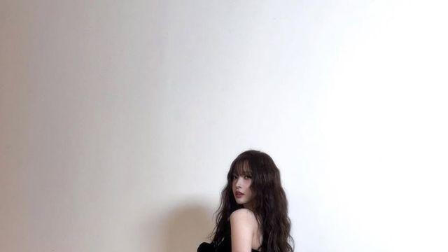 고혹적인 블랙 벨벳과 고딕 로코코의 재해석, 빌리 하루나의 다크 판타지 룩