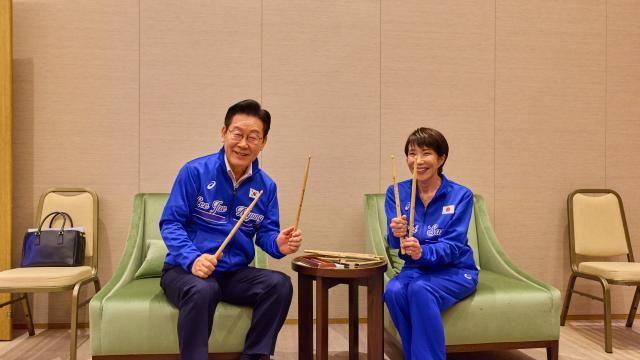 李, '드럼 합주' 다카이치에 나전칠기 드럼 스틱·청국장 선물