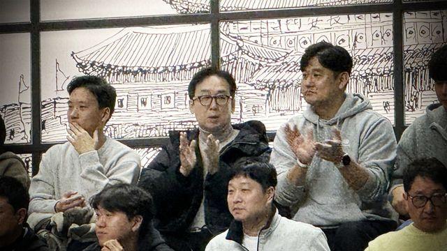 KT 스포츠 하나 된 마음으로!…위즈 프런트의 단체 응원, 소닉붐 승리에 힘 보탰다