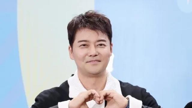 전현무, ‘기부 바자회’ 화제…전액 기부 취지에도 “가격 논란” 엇갈린 반응