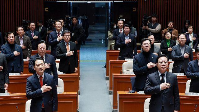 국힘 의총 '정치적 해법' 목소리…