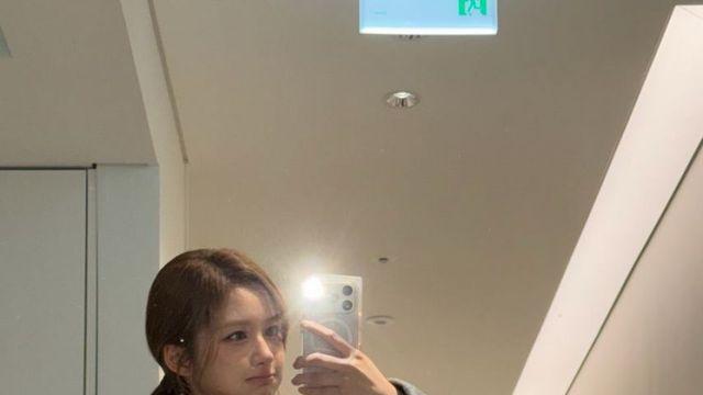 클래식한 그레이 코트와 체크의 만남, 엔믹스 설윤의 우아한 데일리 룩