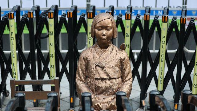 '위안부 모욕' 단체, 시위사진 대놓고 공개…