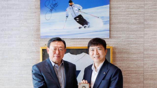 신동빈 롯데 회장, 동계 스포츠 육성 공로로 대한체육회 감사패