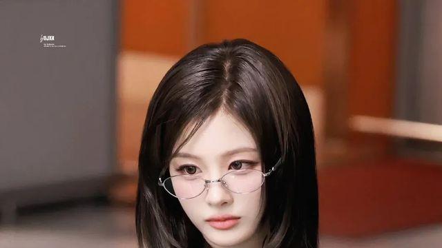 지적인 안경 스타일링과 블랙 크롭 재킷, 엔믹스 설윤의 세련된 공항 패션