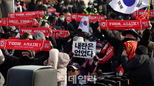 `尹 징역 5년` 선고에 법원 앞 지지자들 눈물…