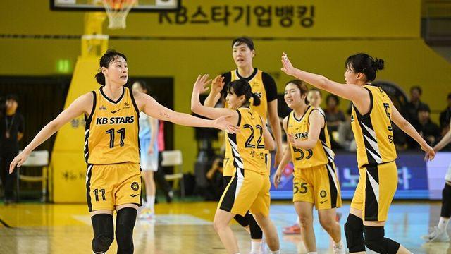 점프볼 30분 지연에도… 여자농구 KB, 신한은행 제압하고 2위 굳히기