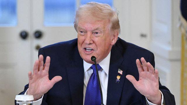 지지율 하락에…트럼프 “1인당 294만원” 현금 지급할까